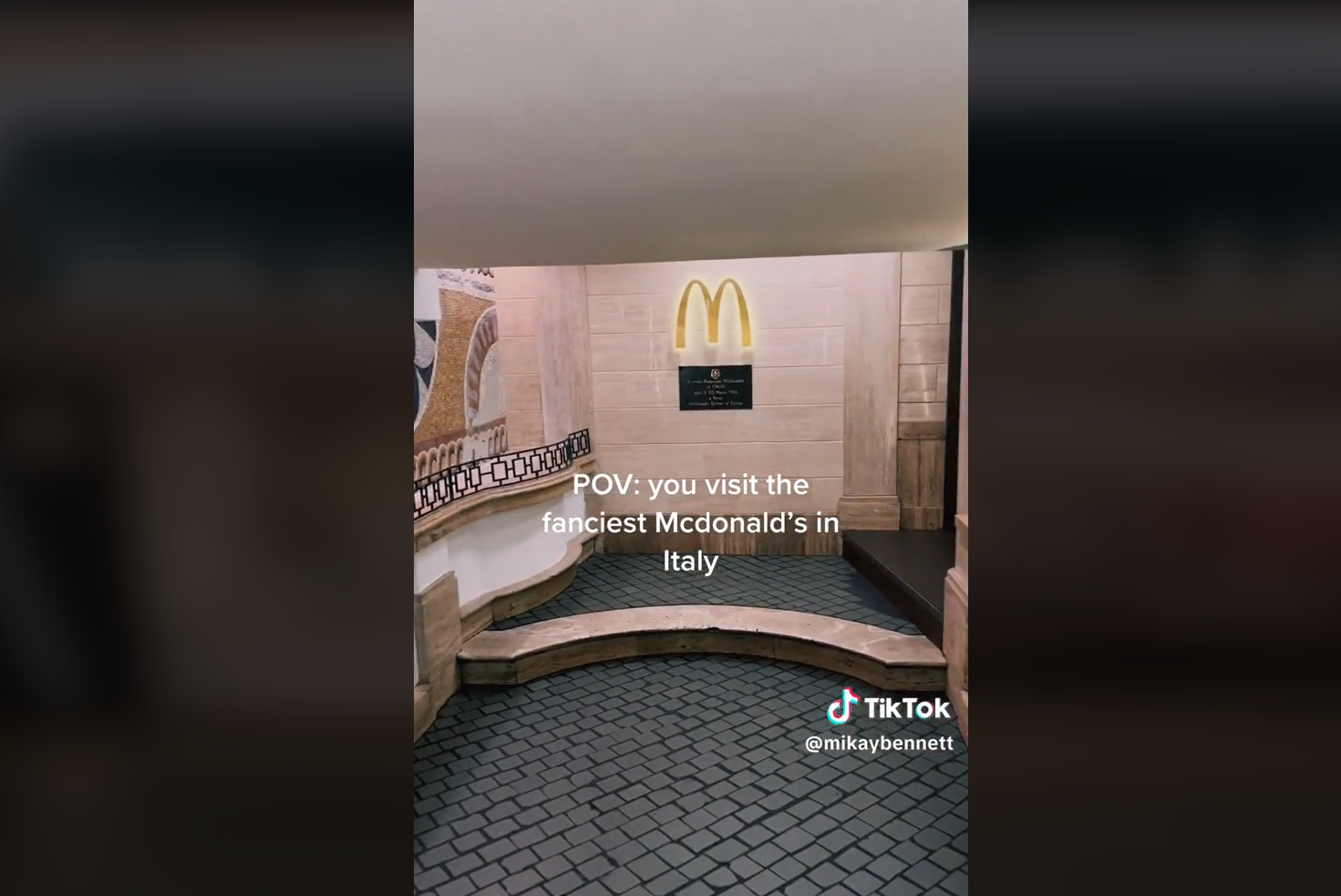 Мармур, статуї та мозаїка: як виглядає найшикарніший у світі МакДональдз (фото та відео)